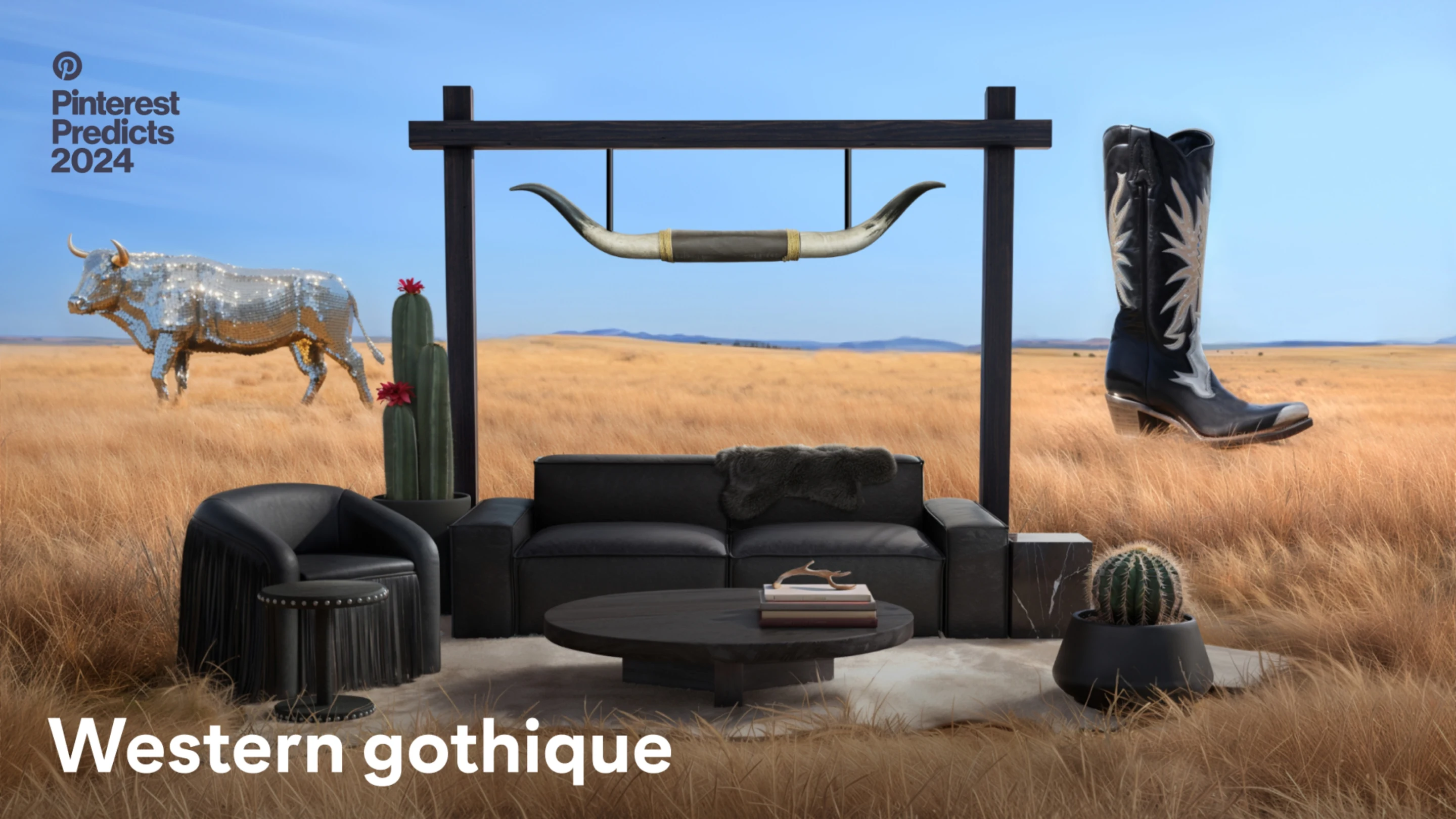 canapé en cuir noir et décoration sur un champ avec des cactus, une enseigne de style occidental, une grosse botte de campagne noire et un taureau argenté scintillant