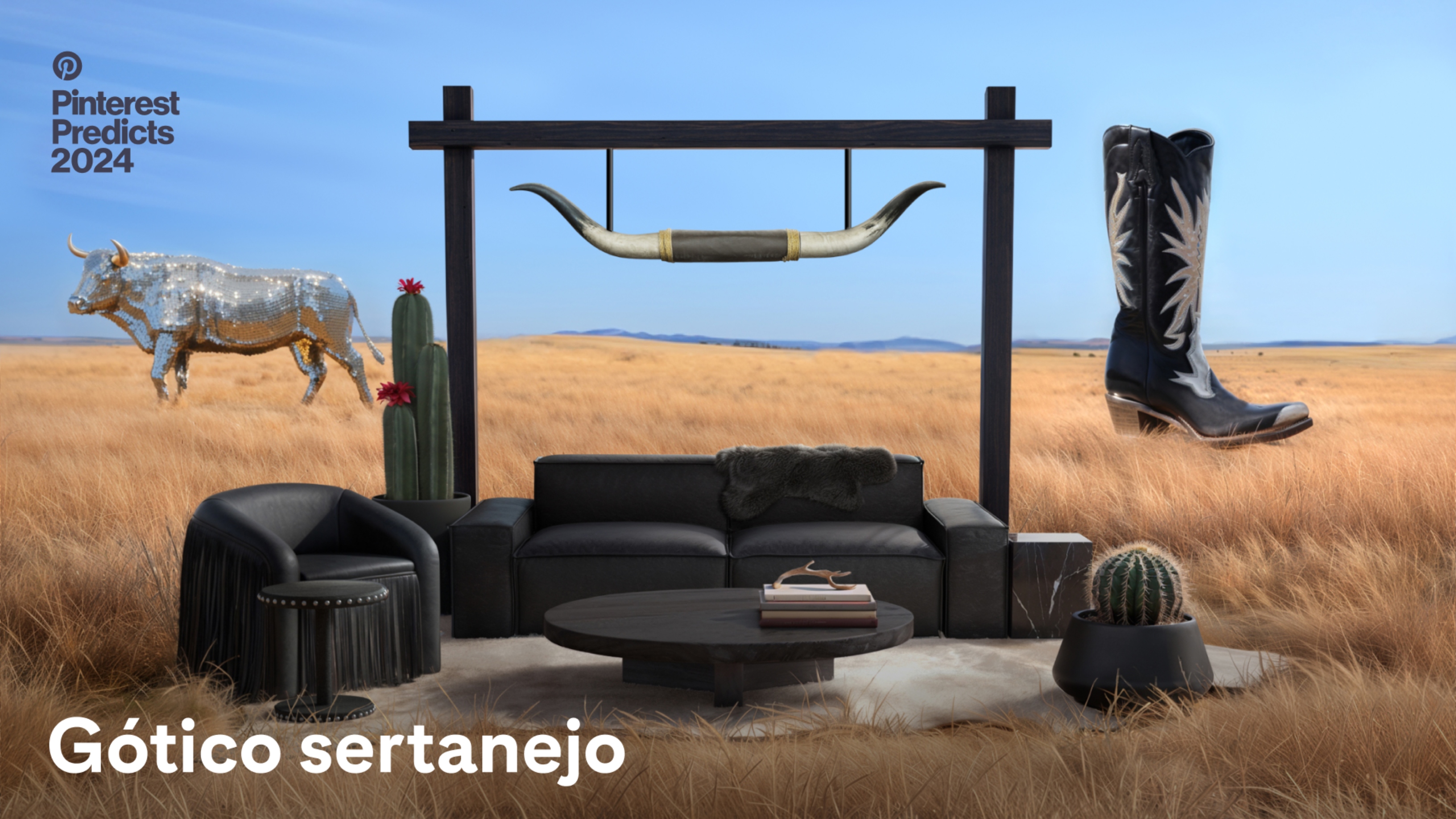 sofá de couro preto e decoração em um campo com cactos, uma placa em estilo ocidental, uma grande bota country preta e um touro prateado cintilante
