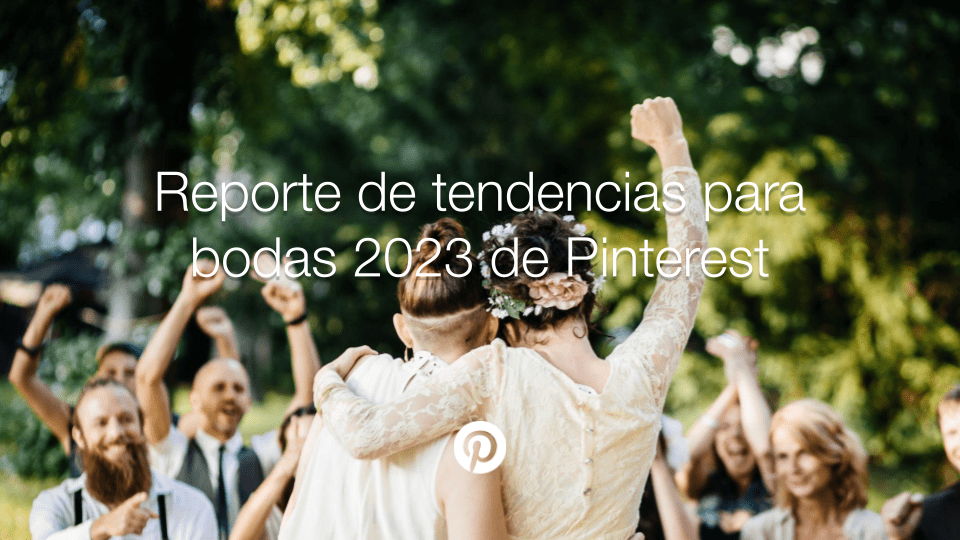 Una pareja que acaba de casarse celebra con amigos y familiares