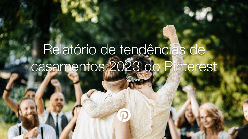 Um casal que acabou de se casar comemora com amigos e familiares