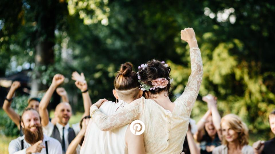 Couple venant de se marier et célébrant l’occasion avec ses amis et sa famille