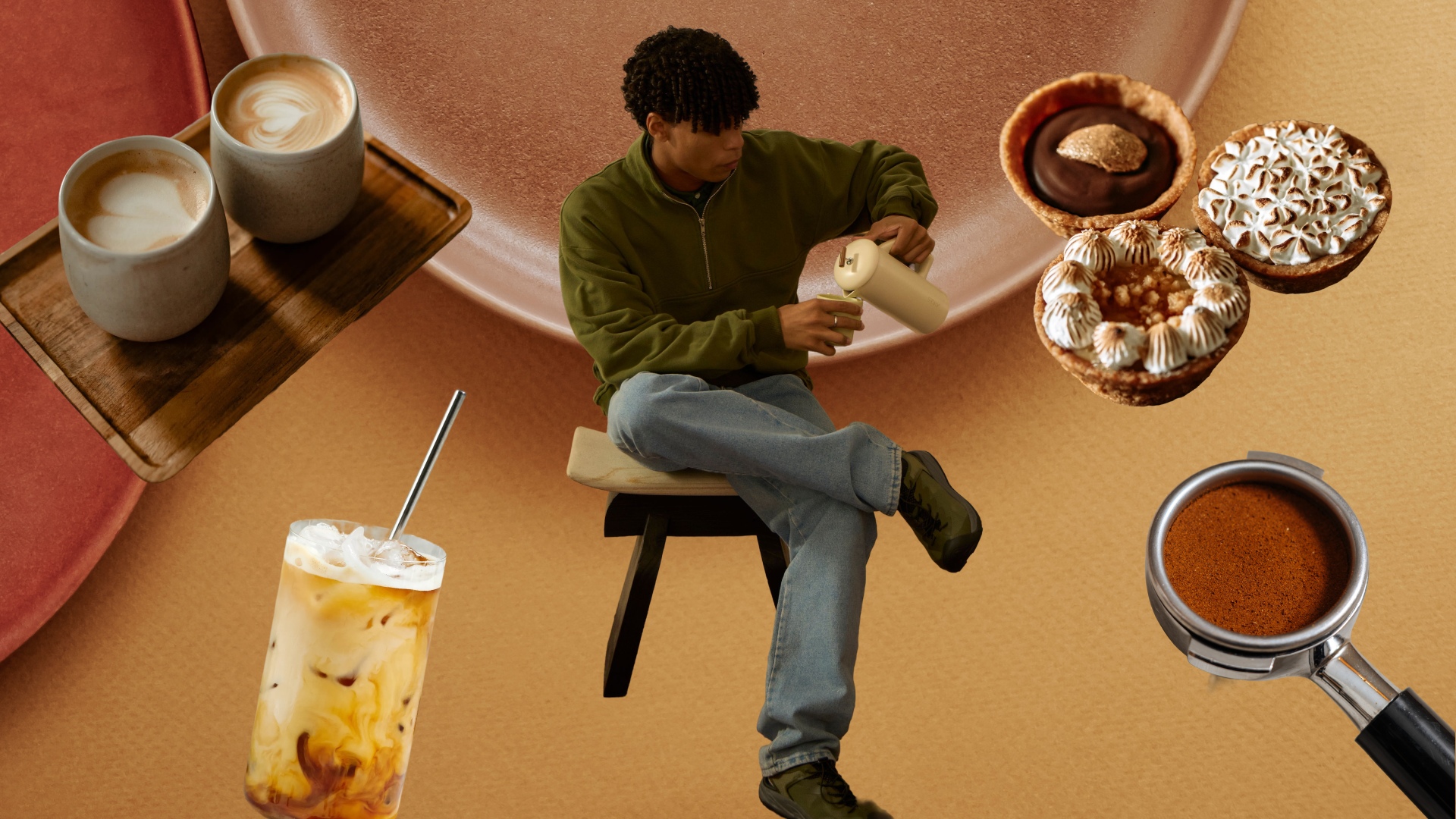 Une image de style collage d’une personne assise sur un tabouret tenant un thermos, entourée d’éléments de café : deux lattés sur un plateau, un café glacé, de petites tartelettes décoratives et un porte-filtre à espresso sur un fond beige chaud.