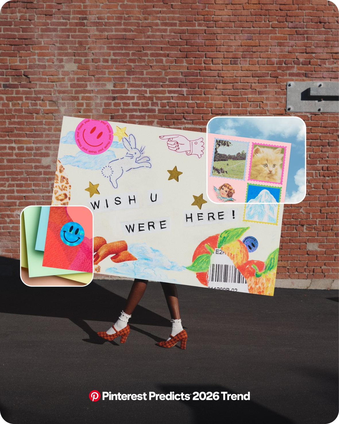 レンガ壁の前を、大きな封筒を抱えて歩く人物。封筒は体をほどんど隠しており、「WISH U WERE HERE!」という文字と、たくさんのステッカーや切手で飾られている。