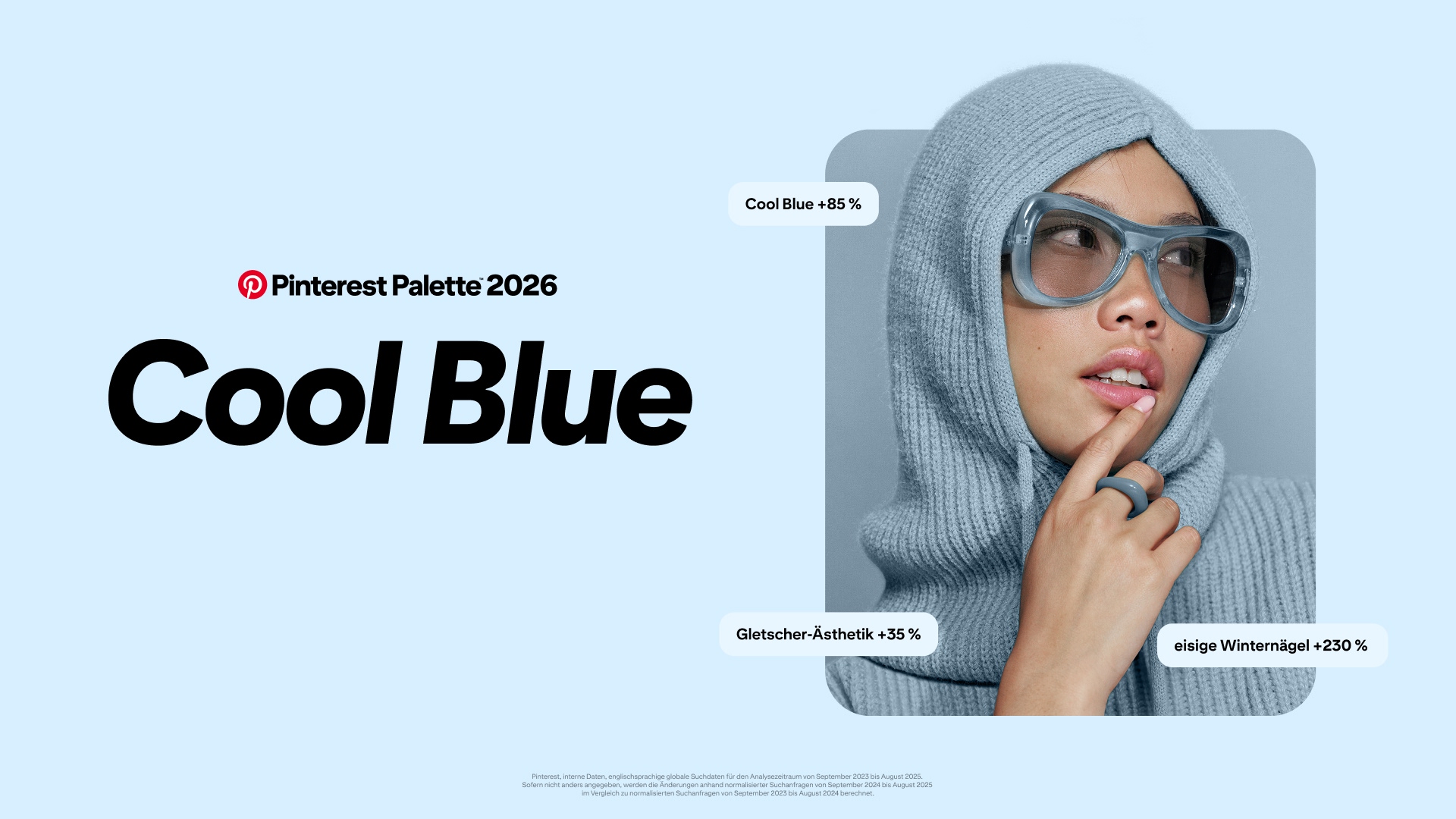 Ein blasser, eisblauer Hintergrund mit großem schwarzen Text 'Pinterest Palette 2026 Cool Blau.' 