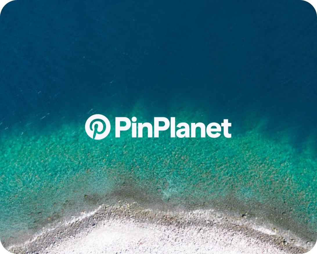 Die Worte „PinPlanet“ über einer Luftaufnahme des Meeres