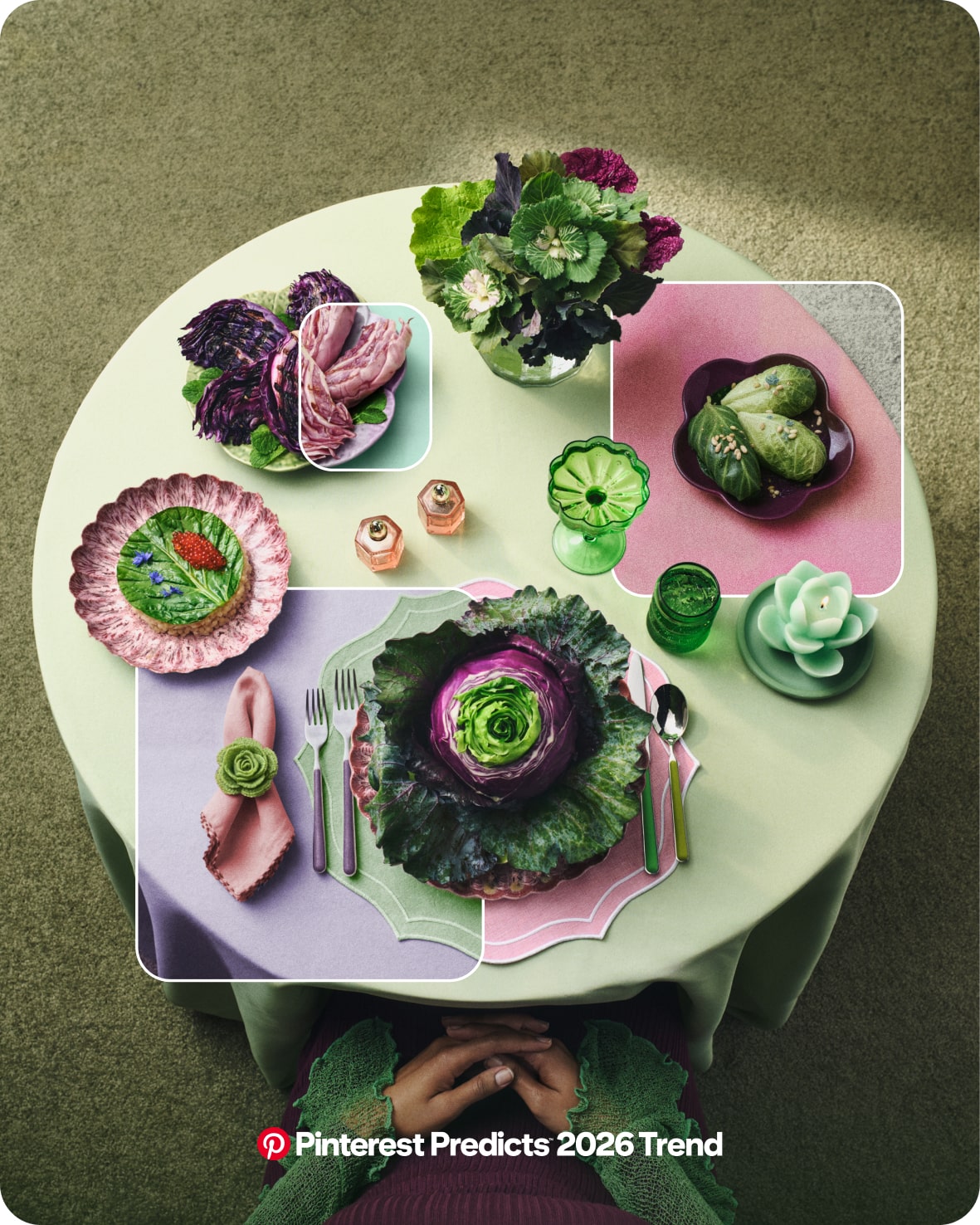 緑色のテーブルを真上から見た構図で、5枚のそれぞれ異なる皿に盛られた緑と紫のキャベツとカトラリーが並んでいる。