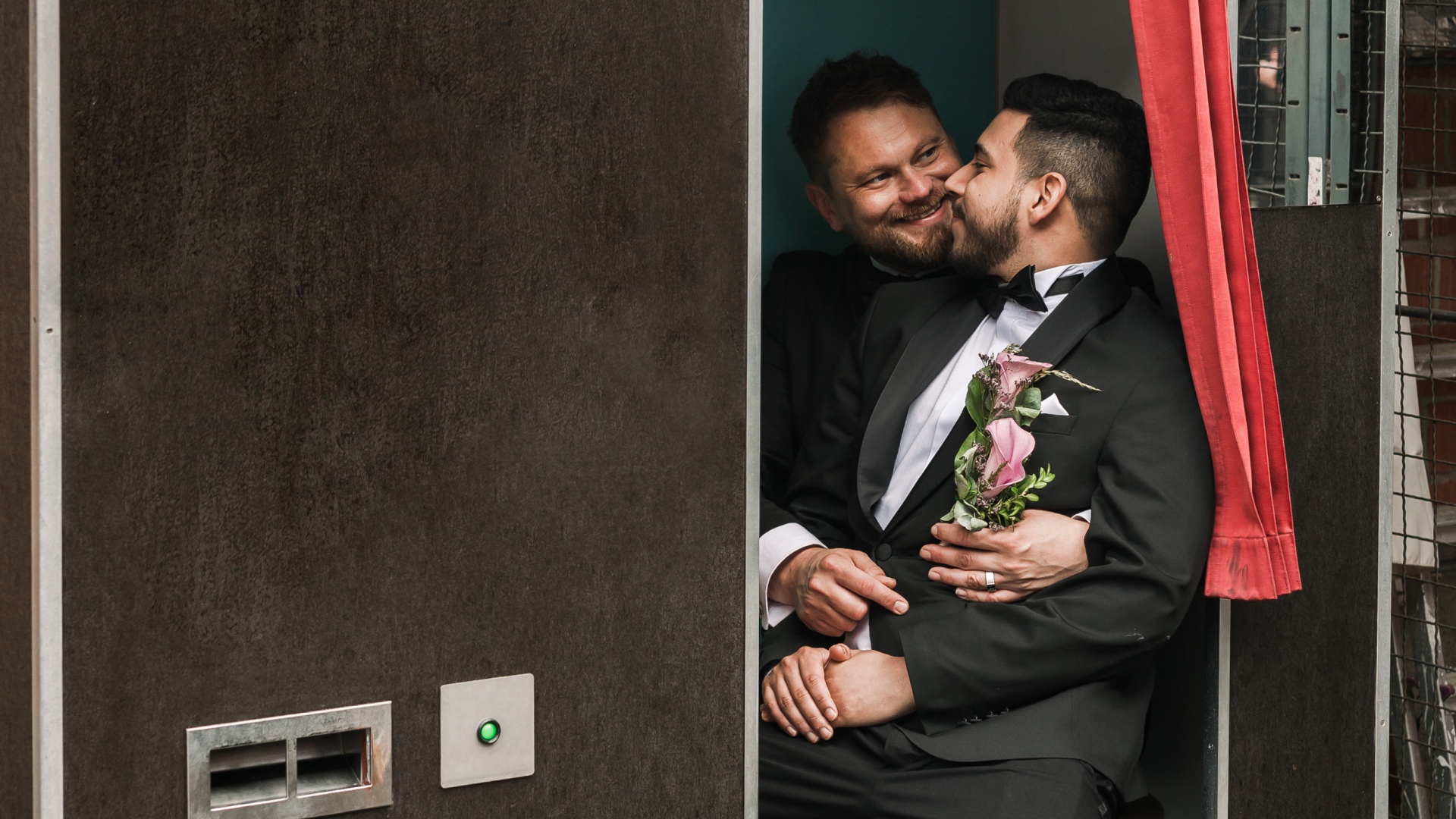 Cabina de fotos con una pareja sonriente