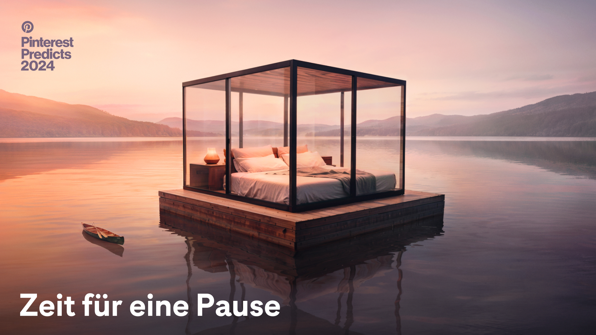 Auf einer Holzterrasse stehen ein gemütliches Bett und eine mit Glas umschlossene Lampe, und die Struktur schwimmt bei Sonnenuntergang auf einem ruhigen Fluss
