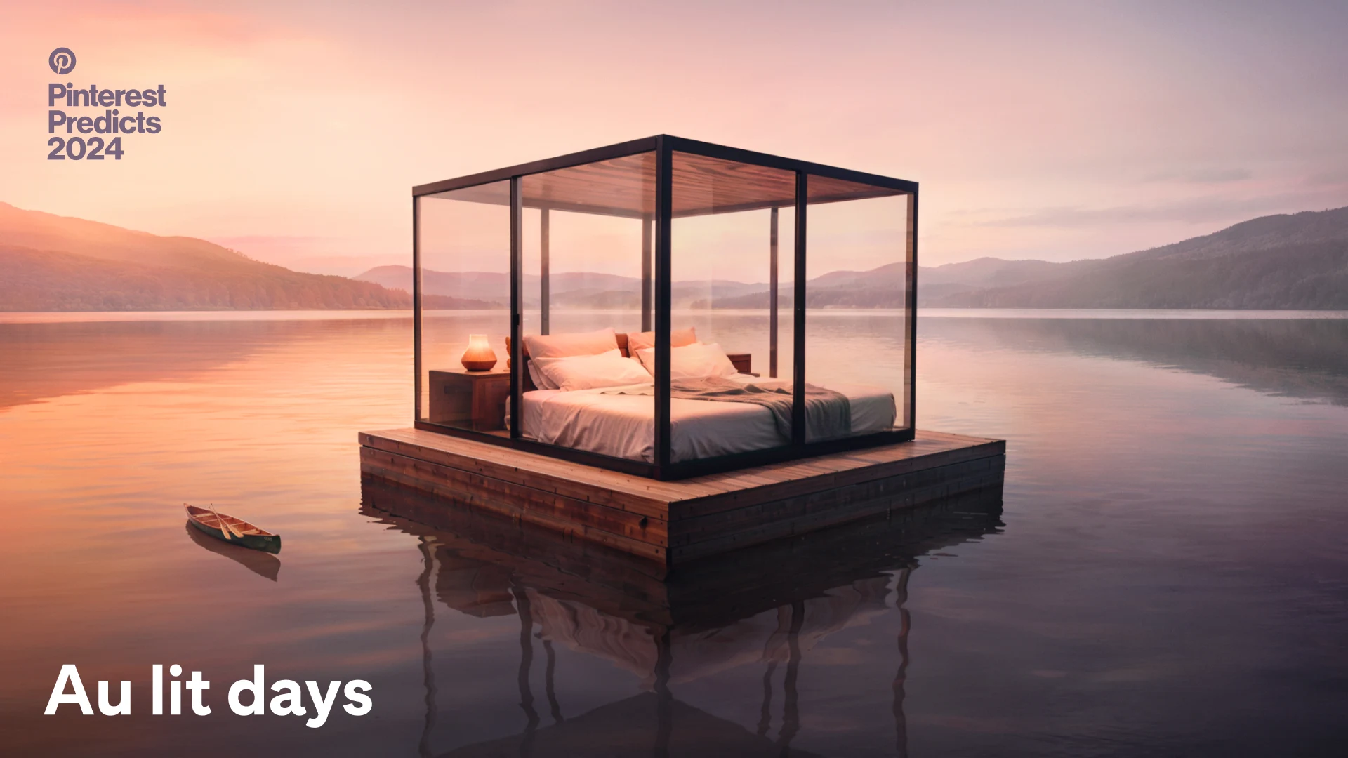 une terrasse en bois supporte un lit douillet et une lampe entourée de verre, et la structure flotte sur une rivière tranquille au coucher du soleil