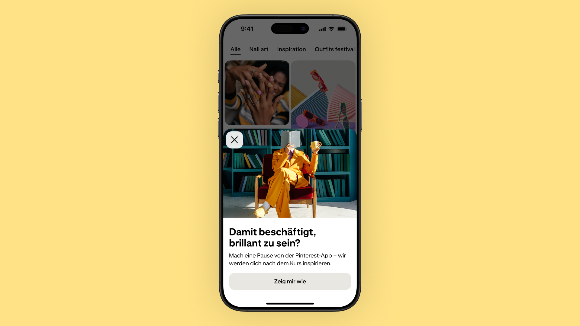 Der Pinterest-App-Bildschirm zeigt die In-App-Aufforderung über einem Raster von Pins; der Hinweis lautet: “Damit beschäftigt, brillant zu sein? Mach eine Pause von der Pinterest‑App – wir werden dich nach dem Kurs inspirieren.“