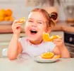 menina de dois anos com comida para crianças
