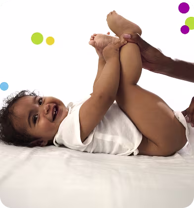 Le bébé est allongé sur le dos et est nettoyé doucement avec une lingette humide. Le bébé est allongé sur le dos et est nettoyé doucement avec une lingette humide.