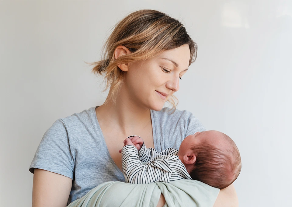 Mamá eligiendo los mejores pañales para bebé
