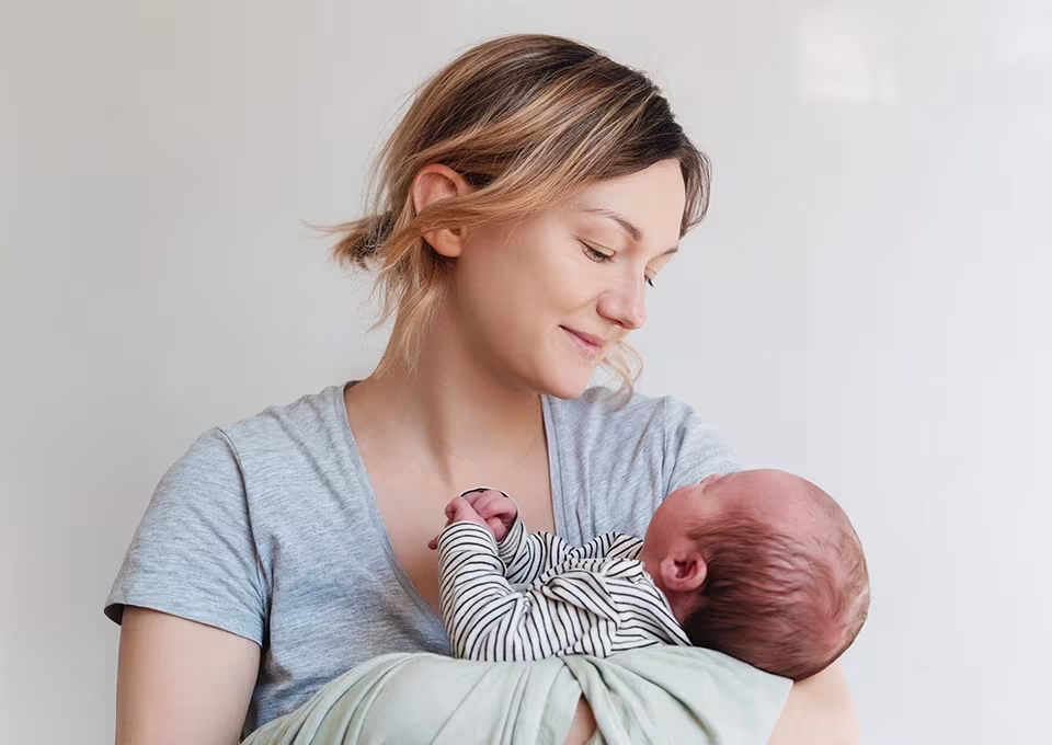 Mamá eligiendo los mejores pañales para bebé