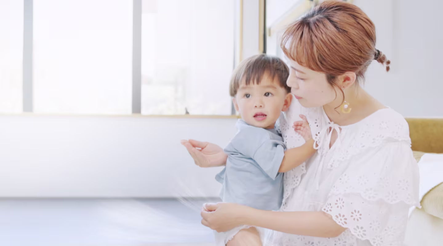 親子の画像。なんとかしてあげたい。おむつの群れとペタペタ。