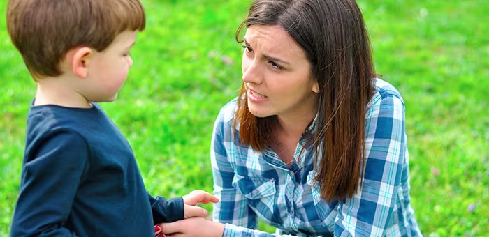 Mãe conversando com o filho