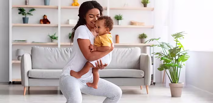 Mãe fazendo exercícios pós-parto