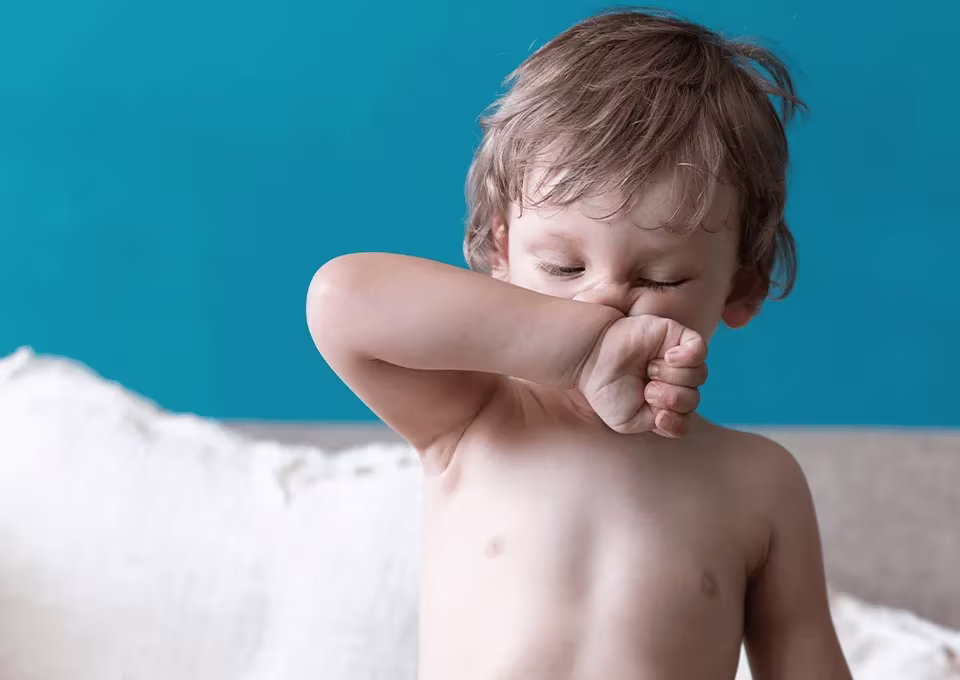 Bebê apresentando mucos transparentes por resfriado