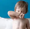 Bebê apresentando mucos transparentes por resfriado