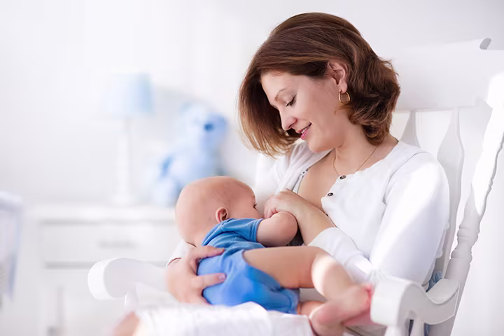 Μαμά θηλάζει το μωρό της