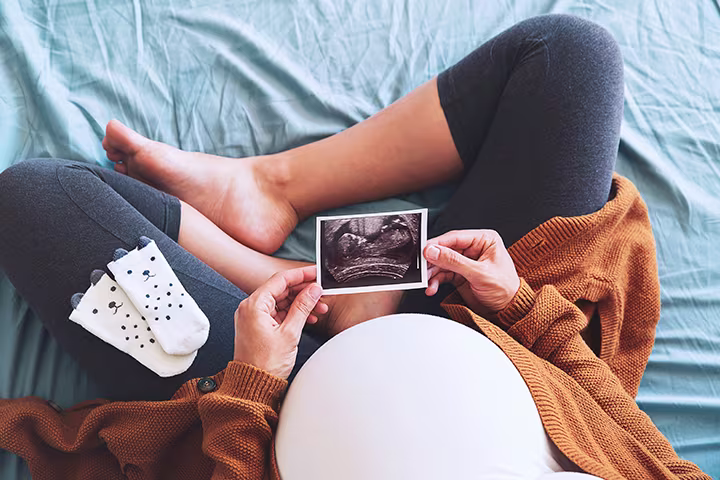 Έγκυος κρατάει φωτογραφία