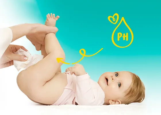 Imagine cu bebeluș pe fundal albastru teal care este șters cu șervețele Fresh Clean.