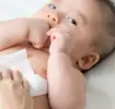 Mamá limpiando a su guagua con toallitas húmedas
