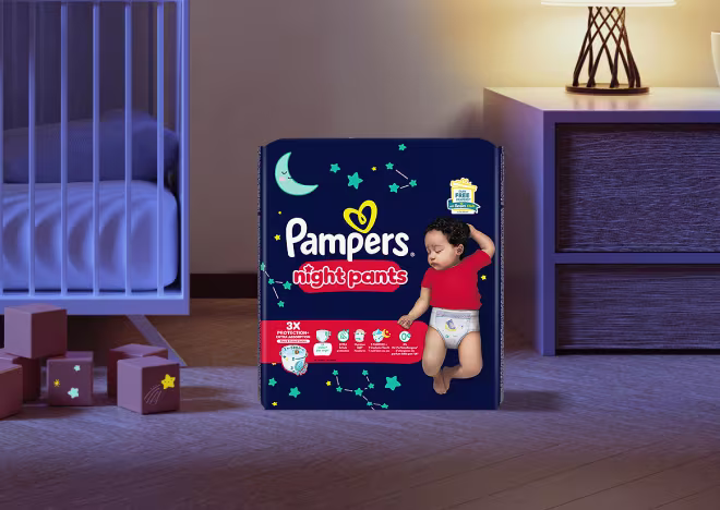 Pampers Night Packung in einem Babyzimmer in der Nacht.