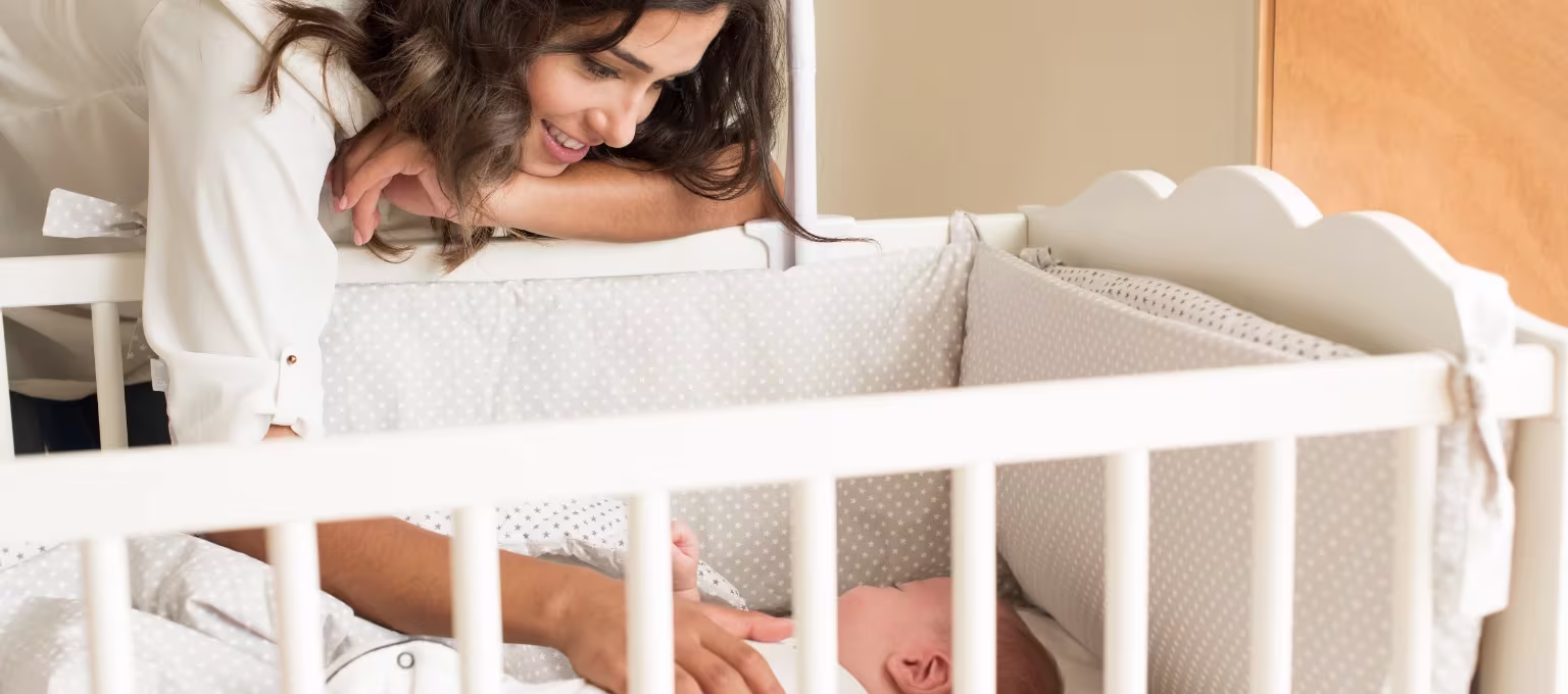 Mamá pensando como debe dormir un bebé