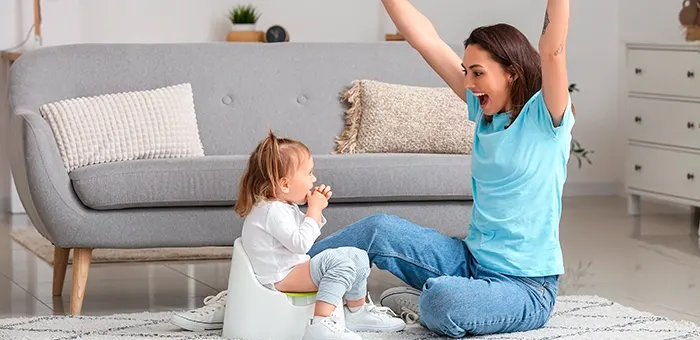 Mamãe comemorando filha no penico Mamãe comemorando filha no penico