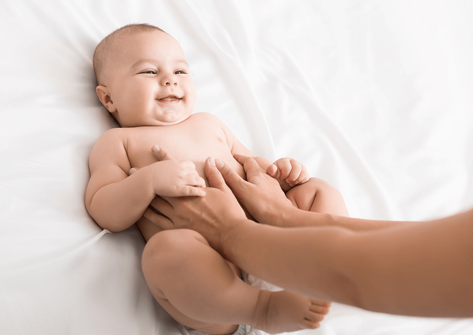 Bebé recibiendo masaje para bebés