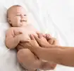 Bebé recibiendo masaje para bebés