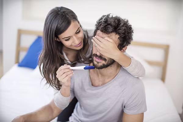 Pareja con prueba de embarazo