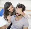 Pareja con prueba de embarazo
