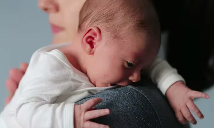 Mutter hält Neugeborenes