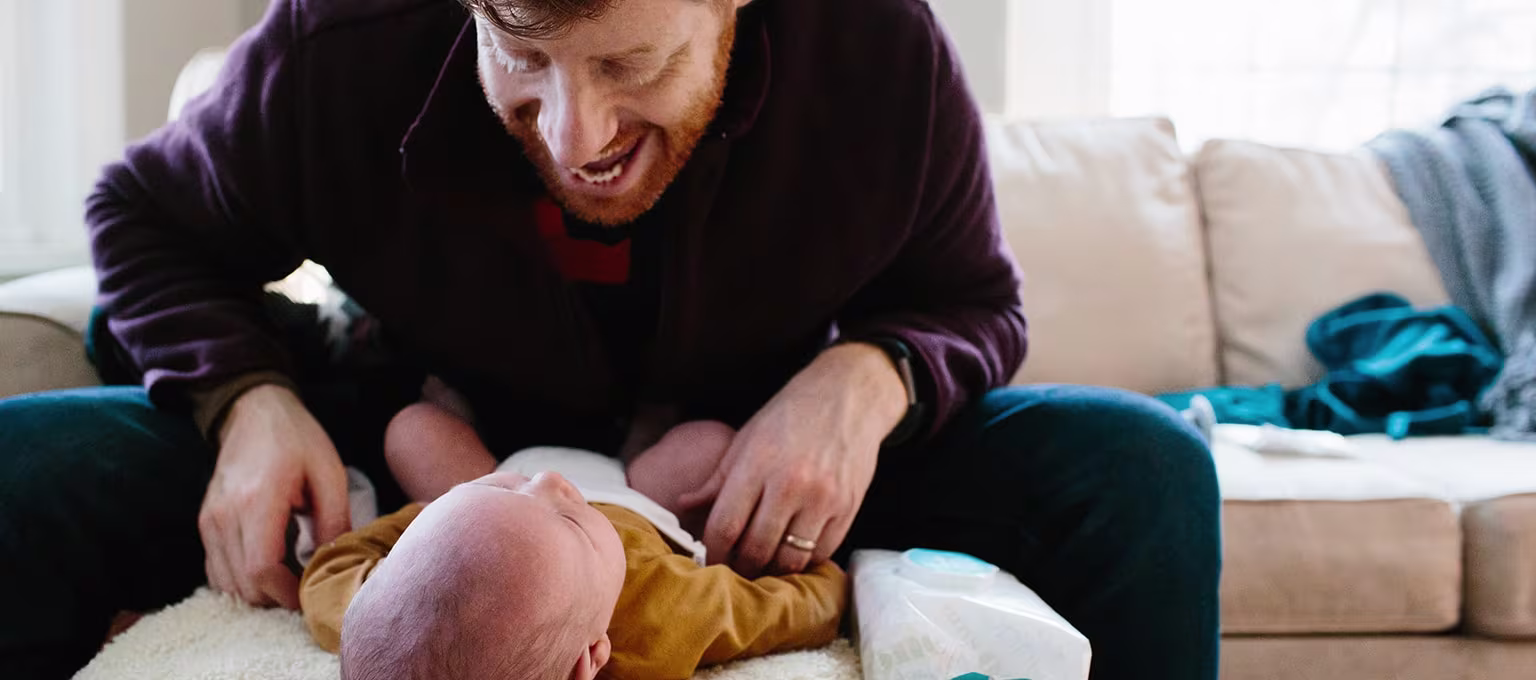 Papa qui change une couche