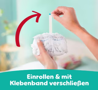 Eine Hand hält die eingerollte Pants und die andere hält das Klebeband noch oben, um die einfach Entsorgung zu verdeutlichen.