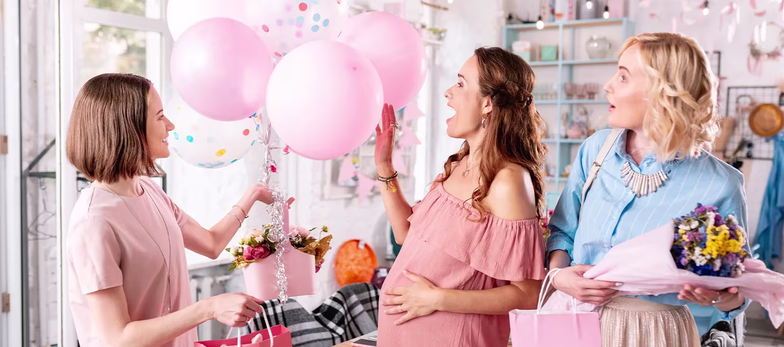 Mamá con amigas viendo locales de baby shower