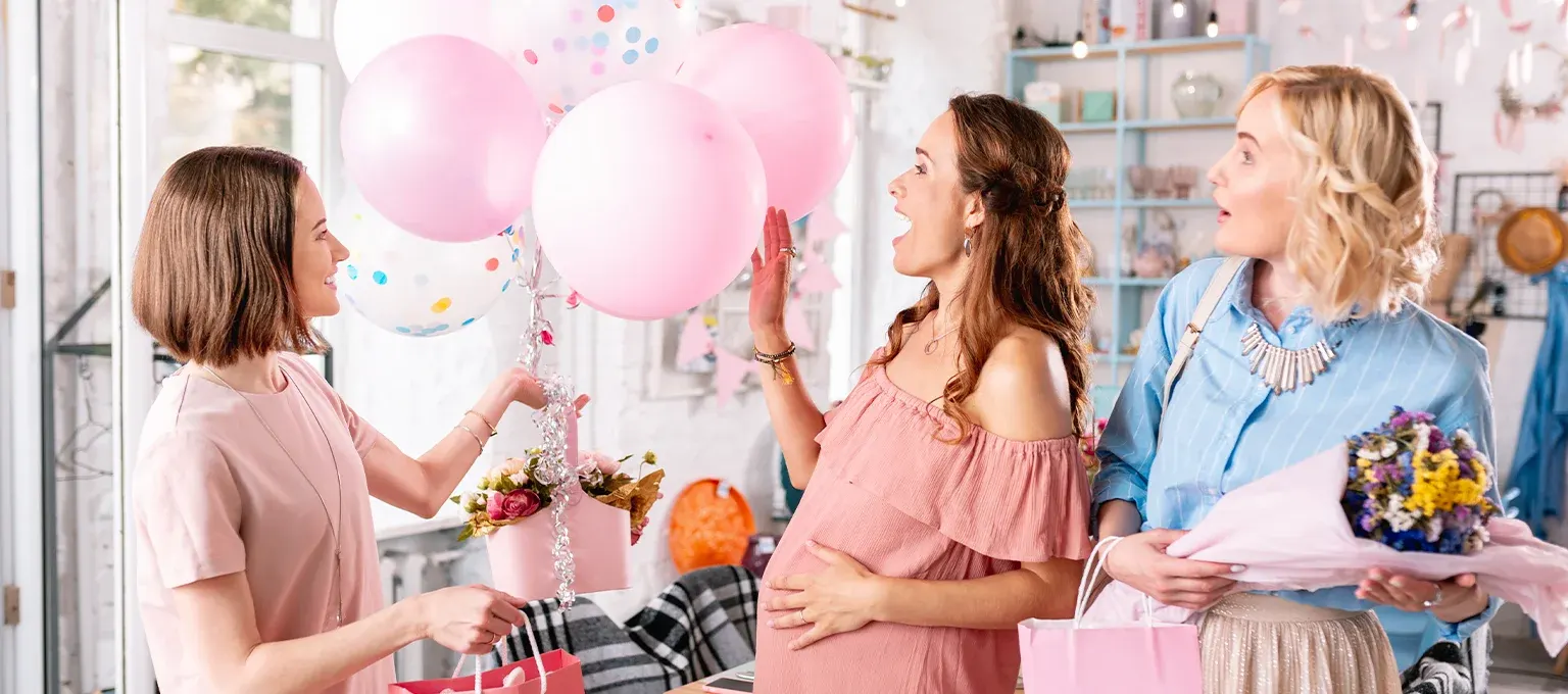 Mamá con amigas viendo locales de baby shower
