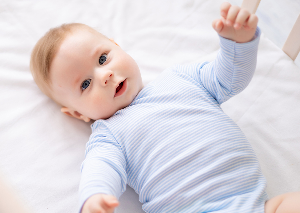Bebé en cuna.