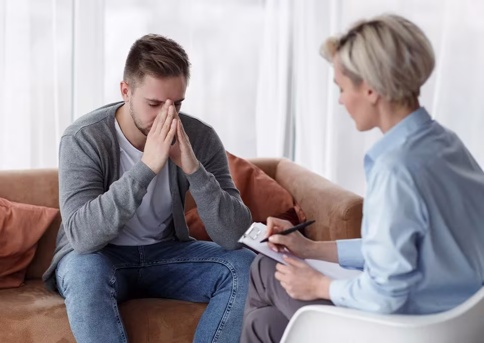 Hombre con síntomas emocionales en terapia psicológica Hombre con síntomas emocionales en terapia psicológica