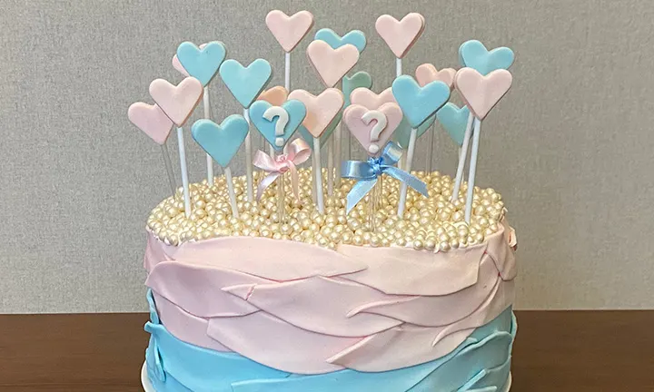Le gâteau gender reveal avec des cœurs Le gâteau gender reveal avec des cœurs
