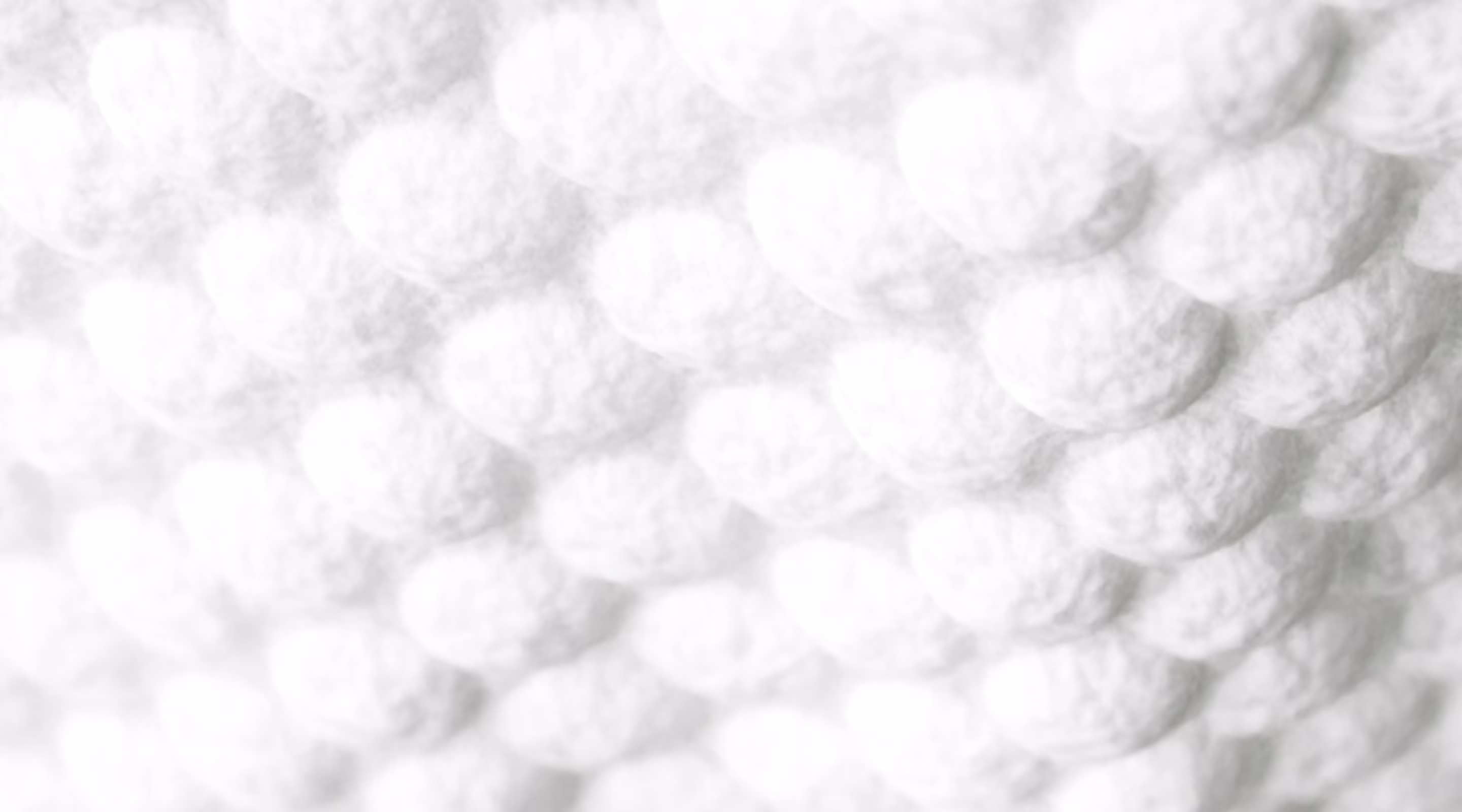 Eine Nahaufnahme des Feuchttuchs zeigt die weiche Waben-Struktur der Pampers® Aqua Soft Touch Feuchtücher