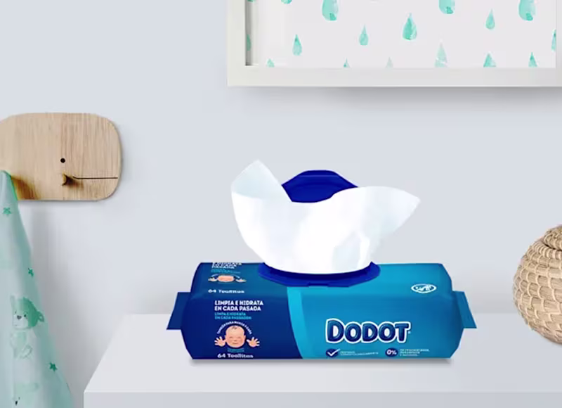 Pacote de toalhitas Dodot sobre uma mesa