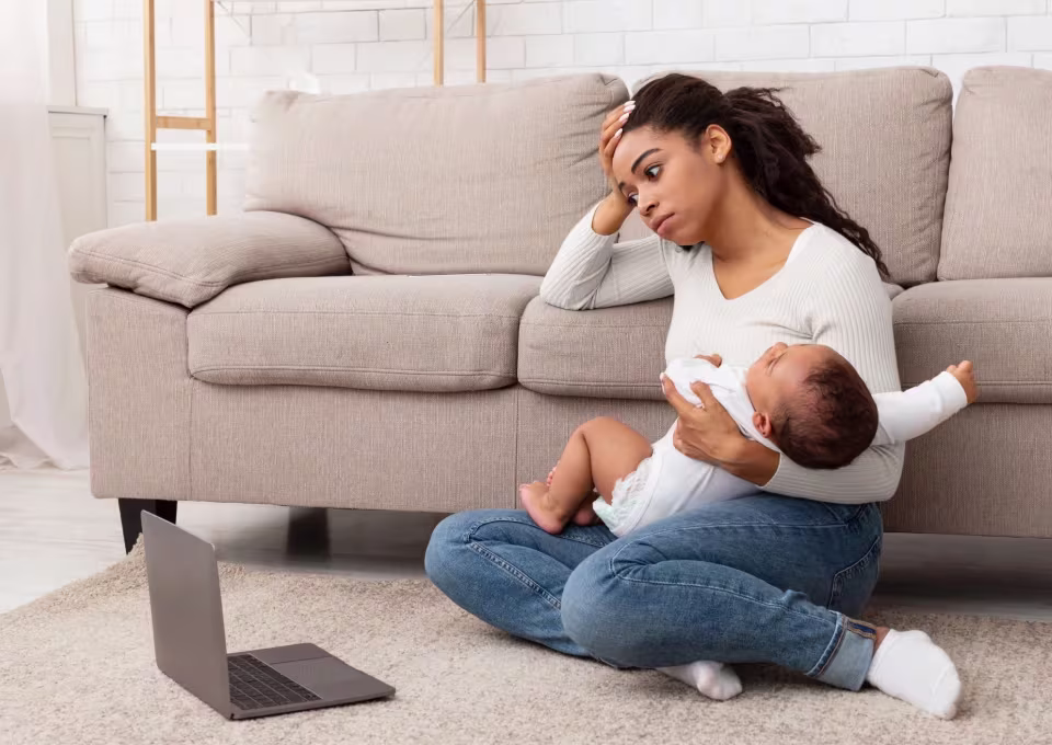 Mamá cansada de insomnio de bebé