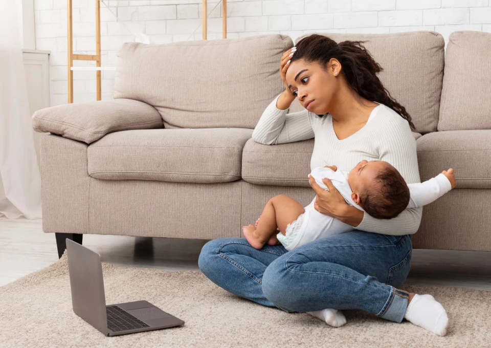 Mamá cansada de insomnio de bebé