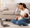 Mamá cansada de insomnio de bebé