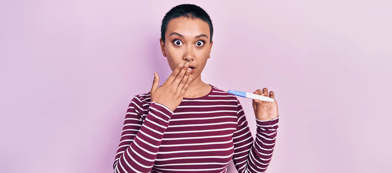 Mujer descubriendo que tiene un embarazo silencioso