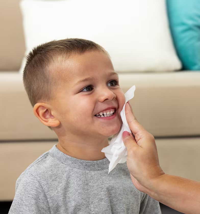 Mamãe limpando o bebê