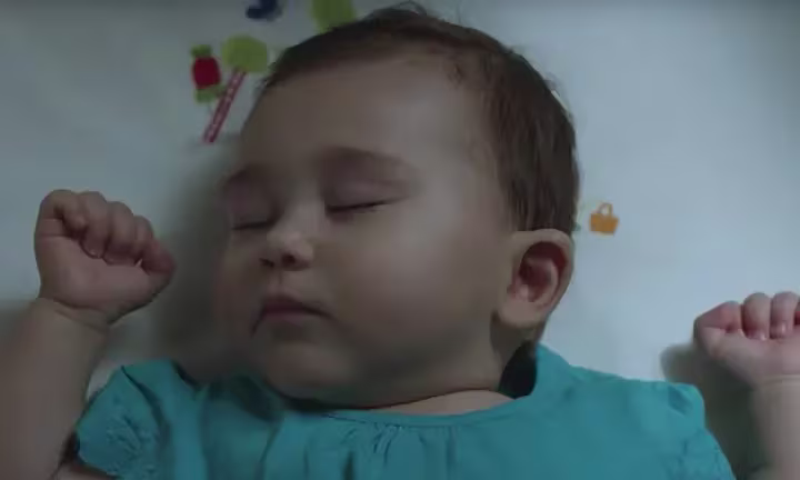 bébé dort sur le coté